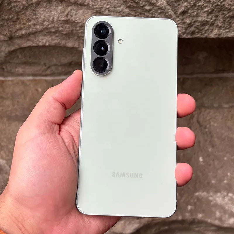 گوشی موبایل سامسونگ مدل Galaxy A56 دو سیم کارت ظرفیت 256 گیگابایت و رم 8 گیگابایت - ویتنام - به همراه شارژر 25 وات سامسونگ