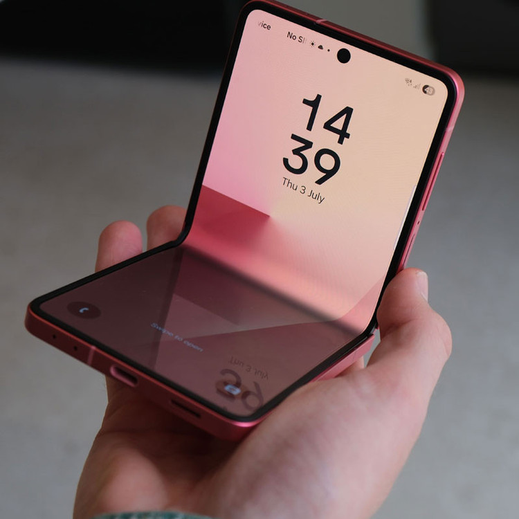 گوشی موبایل سامسونگ مدل Galaxy Z Flip 7 تک سیمکارت ظرفیت 256 گیگابایت و رم 12 گیگابایت - ویتنام - به همراه هدیه اسپیکر بلوتوثی جی بی ال مدل Clip 2