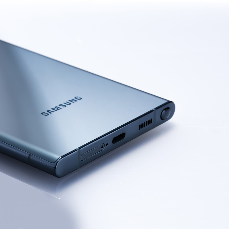 گوشی موبایل سامسونگ مدل Galaxy S22 Ultra 5G دو سیم کارت ظرفیت 512 گیگابایت و رم 12 گیگابایت نسخه اسنپدراگون به همراه شارژر سامسونگ