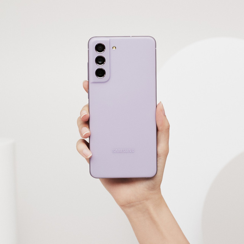 گوشی موبایل سامسونگ مدل Galaxy S21 FE 5G دو سیم کارت ظرفیت 256 گیگابایت و رم 8 گیگابایت به همراه شارژر سامسونگ