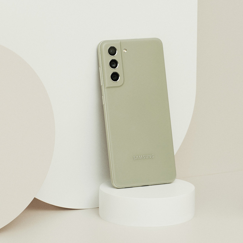 گوشی موبایل سامسونگ مدل Galaxy S21 FE 5G دو سیم کارت ظرفیت 256 گیگابایت و رم 8 گیگابایت به همراه شارژر سامسونگ