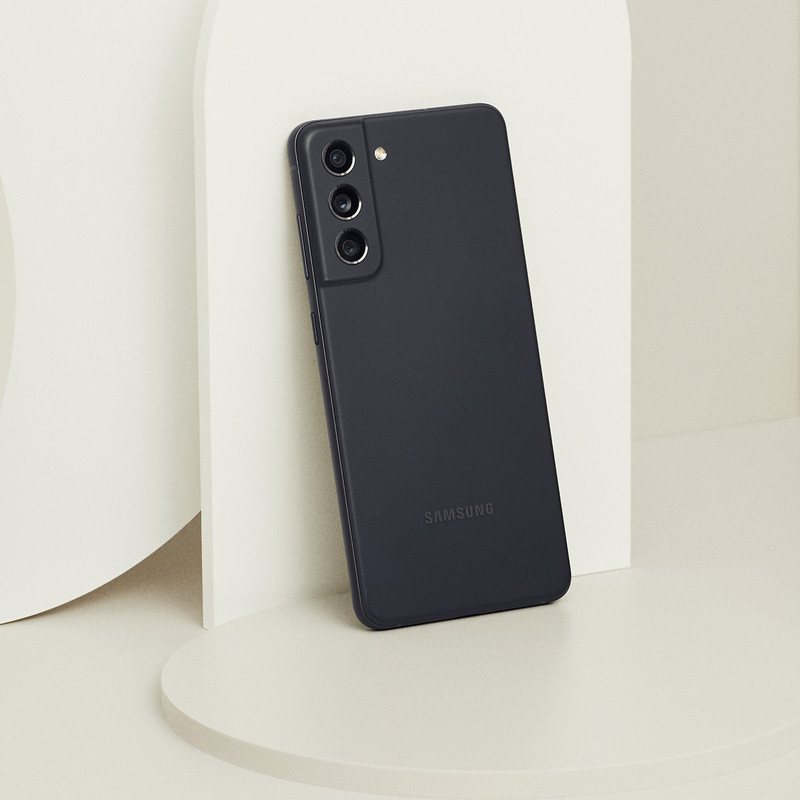 گوشی موبایل سامسونگ مدل Galaxy S21 FE 5G دو سیم کارت ظرفیت 256 گیگابایت و رم 8 گیگابایت به همراه شارژر سامسونگ