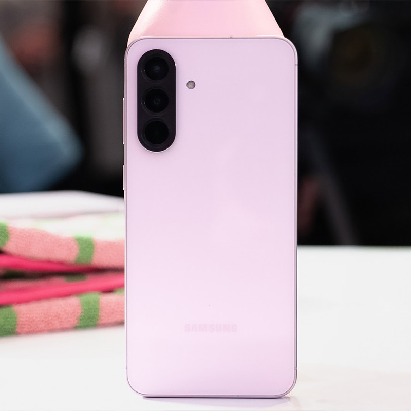 گوشی موبایل سامسونگ مدل Galaxy A56 دو سیم کارت ظرفیت 256 گیگابایت و رم 8 گیگابایت - ویتنام - به همراه شارژر 45 وات سامسونگ و کابل شارژ USB-C به طول 1.8 متر