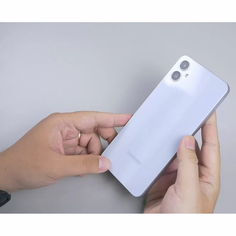 گوشی موبایل سامسونگ مدل Galaxy A05 دو سیم کارت ظرفیت 128 گیگابایت و رم 4 گیگابایت به همراه شارژر سامسونگ