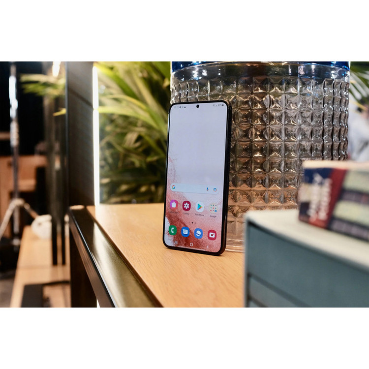 گوشی موبایل سامسونگ مدل Galaxy S22 5G دو سیم کارت ظرفیت 128 گیگابایت و رم 8 گیگابایت به همراه شارژر سامسونگ